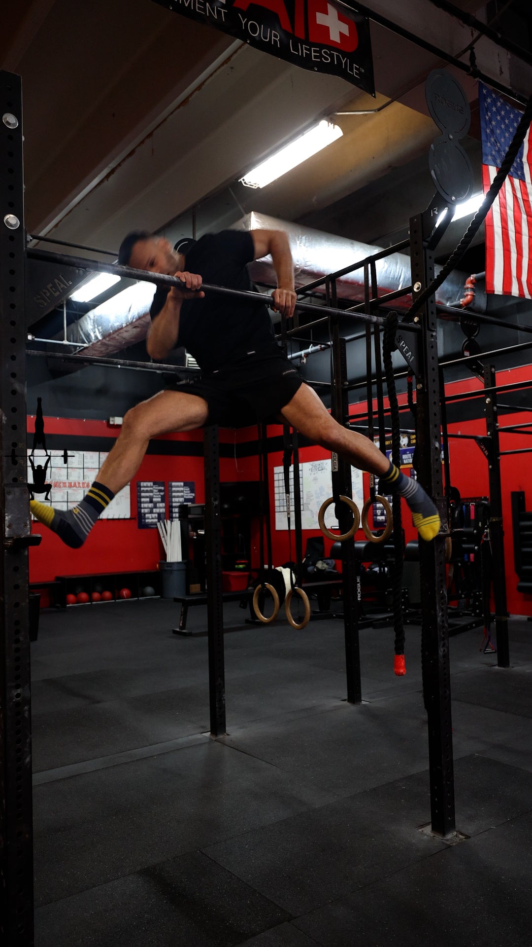 man performing a bad Bar Muscle-Up Chicken wing. He is promoting the Bar Muscle-Up Chicken wing fix in the Power Monkey Training App.