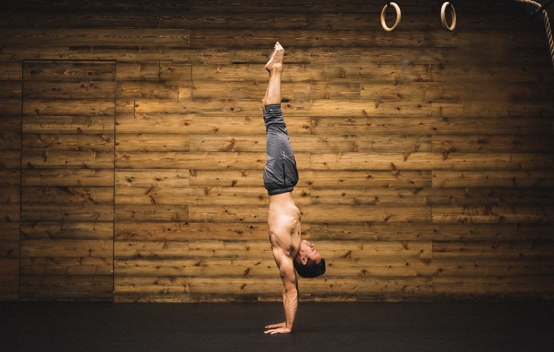Photo of a dave durante doing a technically perfect handstand