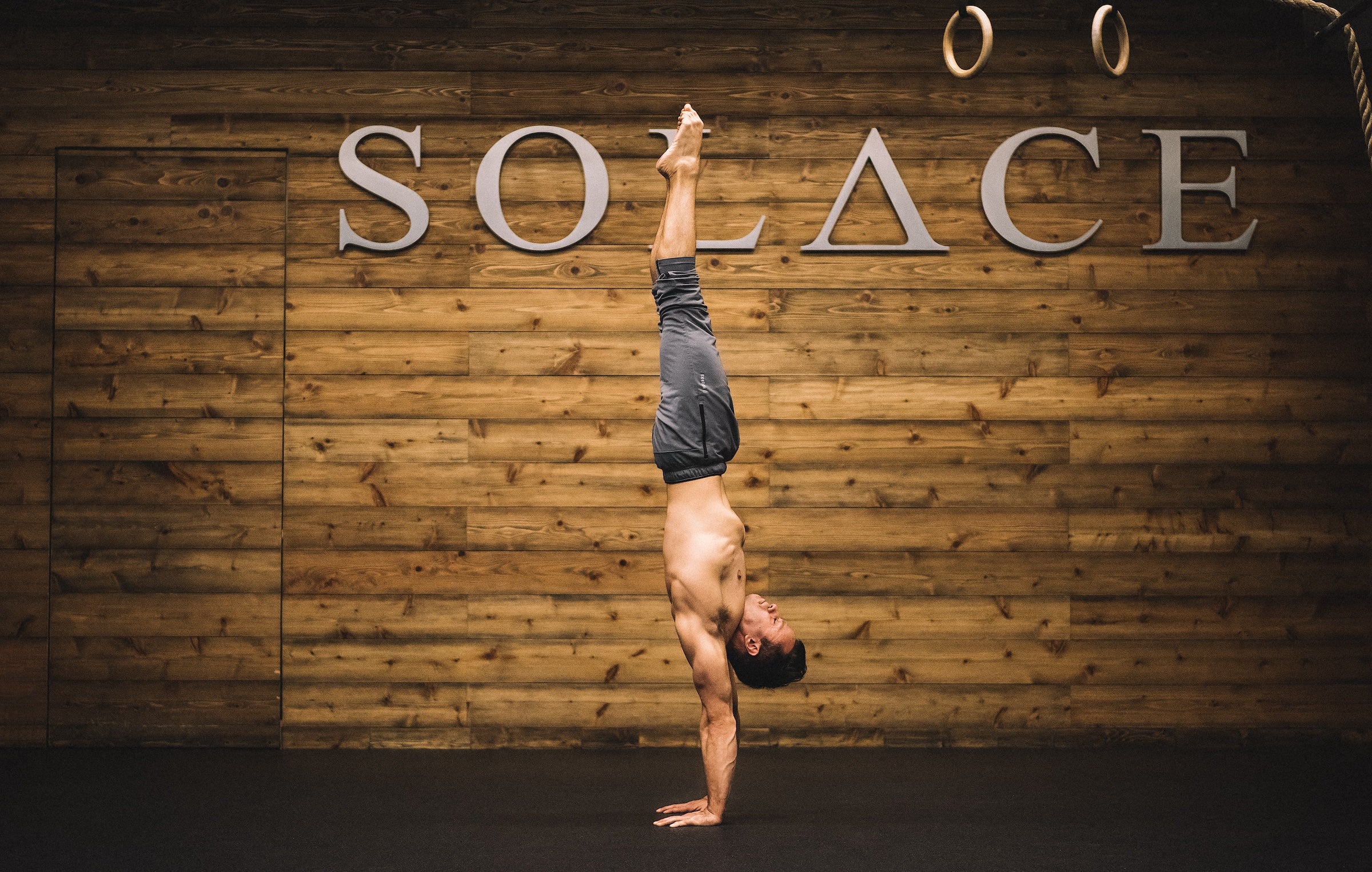 Photo of Dave Durante doing a technically perfect handstand to promote the Handstand Basics follow along program in the Power Monkey Training App.