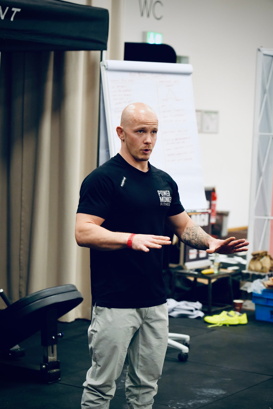Photo of Fabian Hambuchen coaching gymnastics at a Power Monkey Fitness Course